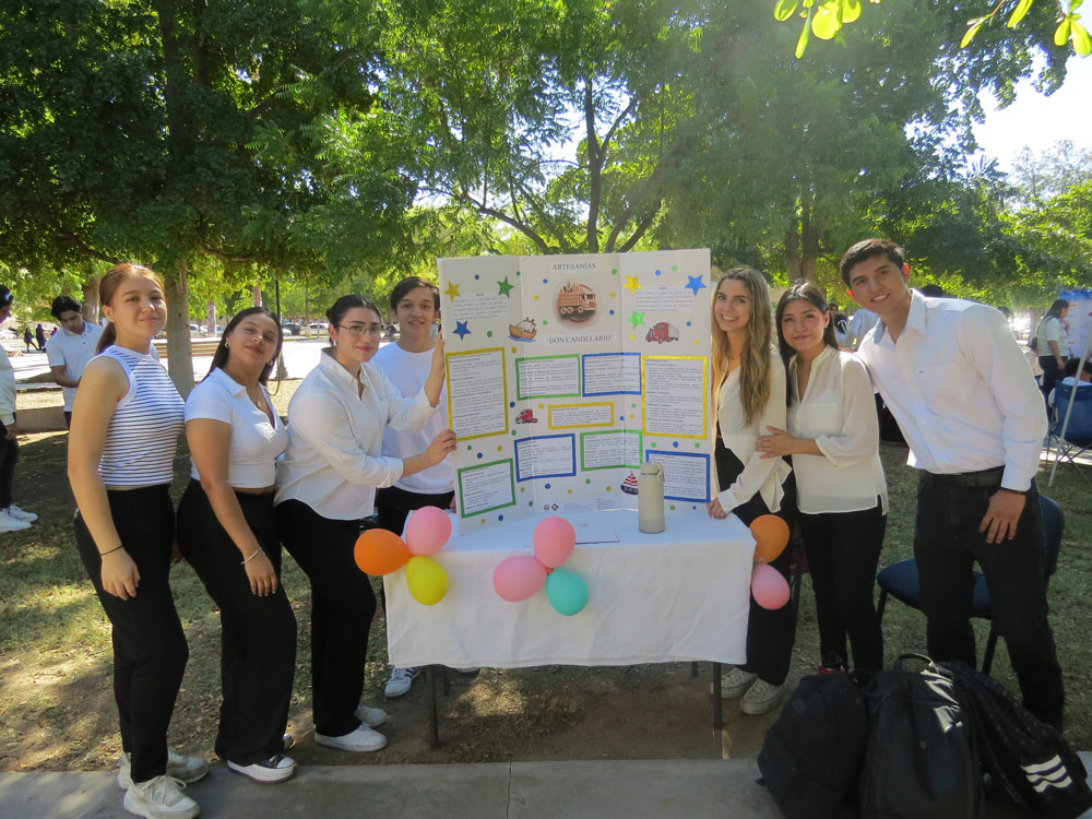 Alumnos trabajando en equipo